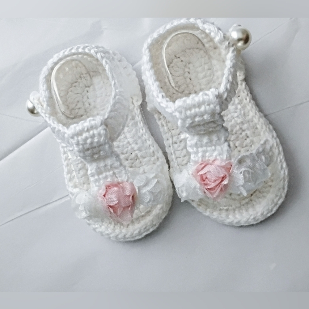 FREE Gift 🎁 NWT! Baby Deer 🦌 White and Pink Floral Crochet Shoes